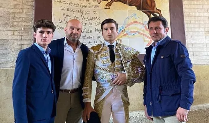 Ignacio Boné, acompañado por Pablo Ciprés y El Molinero, en el callejón de la Plaza de Toros de la Misericordia.