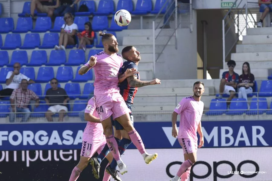 Timor, exjugador azulgrana, disputa un balón en el Huesca 0-1 Eldense.