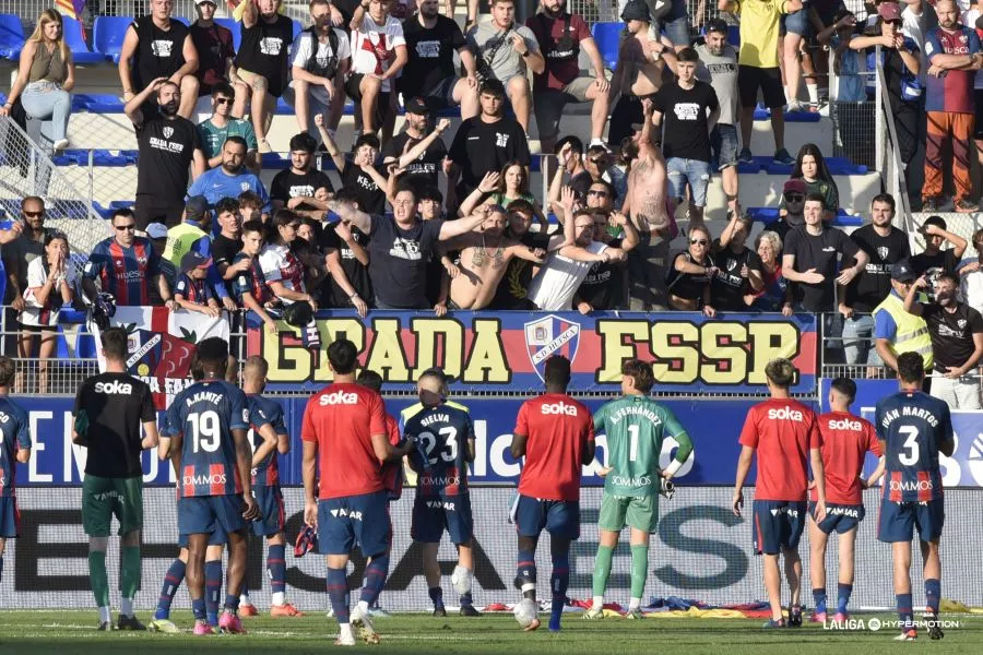 Jugadores se dirigen al final a la grada de animación