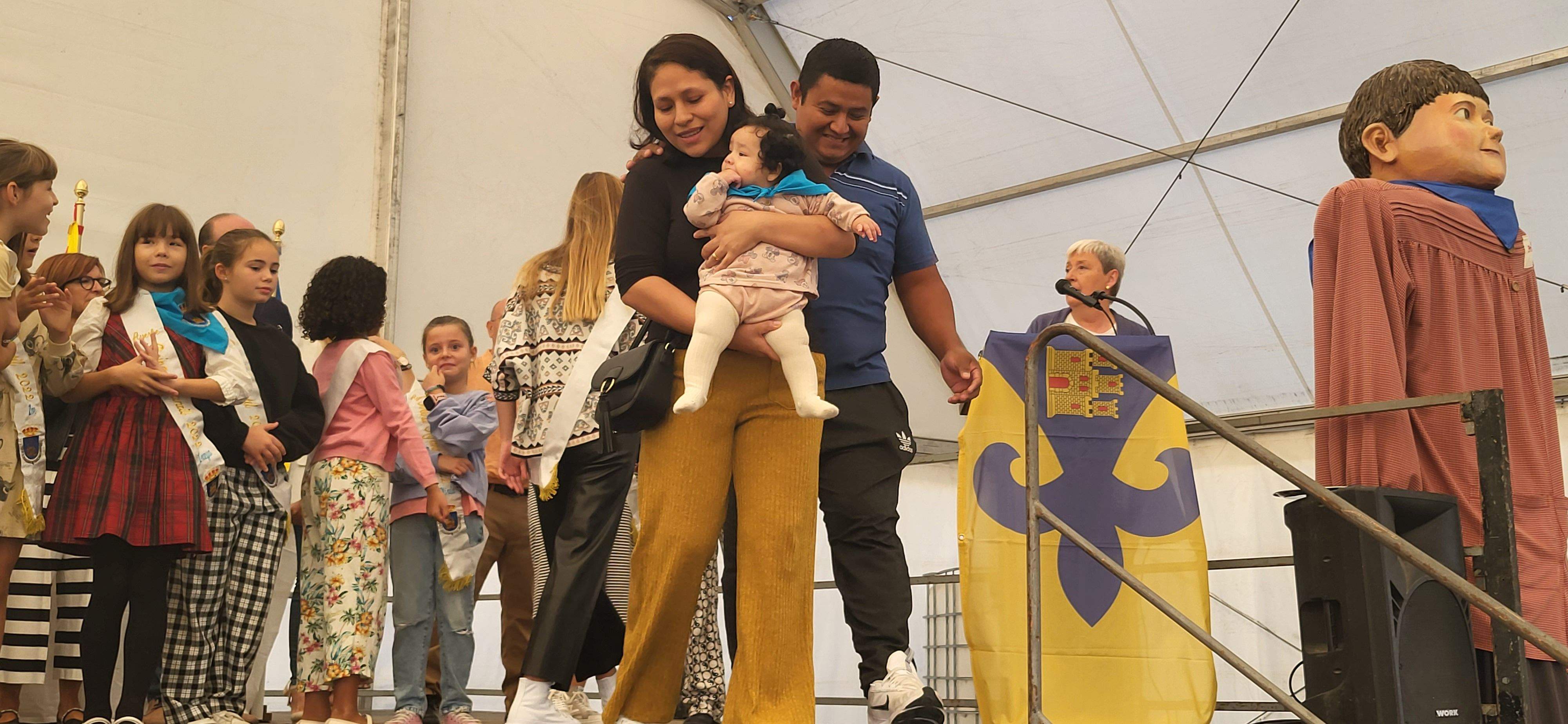 Pañoleta para los niños que no han cumplido un año desde la última feria. Foto Myriam Martínez