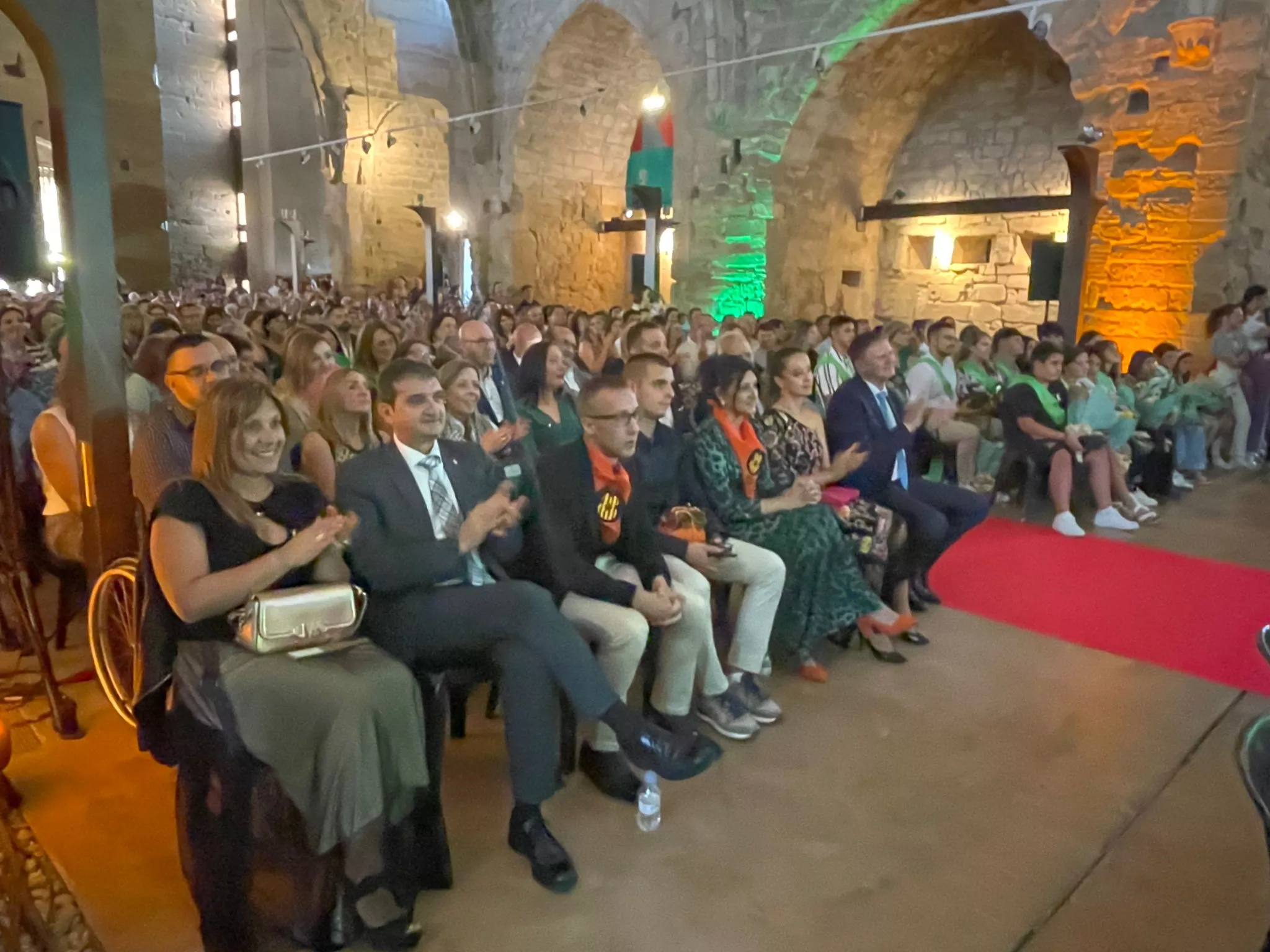 Asistentes a la gala de proclamación de las fragatinas y fragatinos en el pórtico festivo de Fraga.