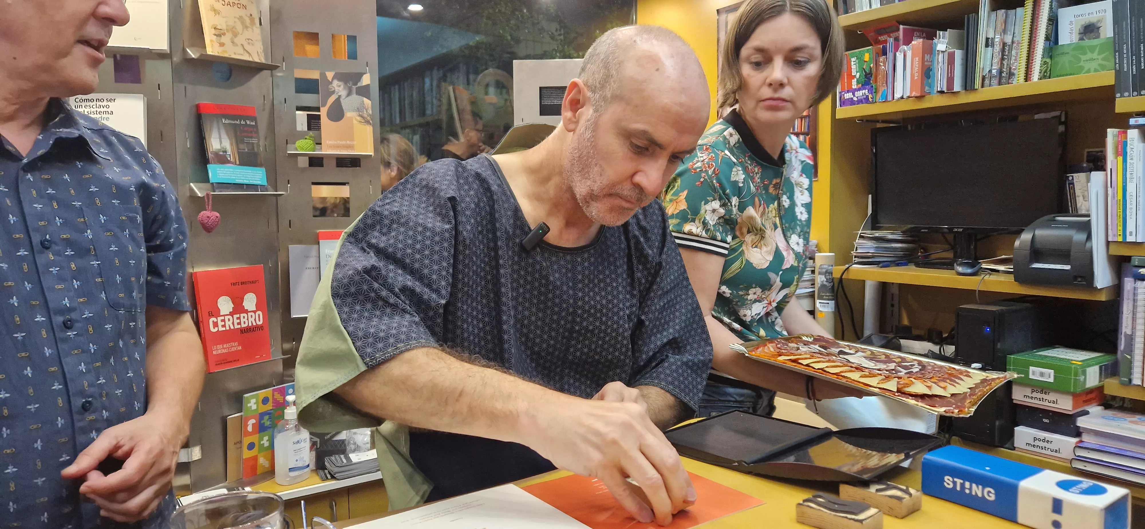 Exposición de Isidro Ferrer en la Anónima sobre El libro del té de Kakuzo Okakura. Foto Myriam Martínez
