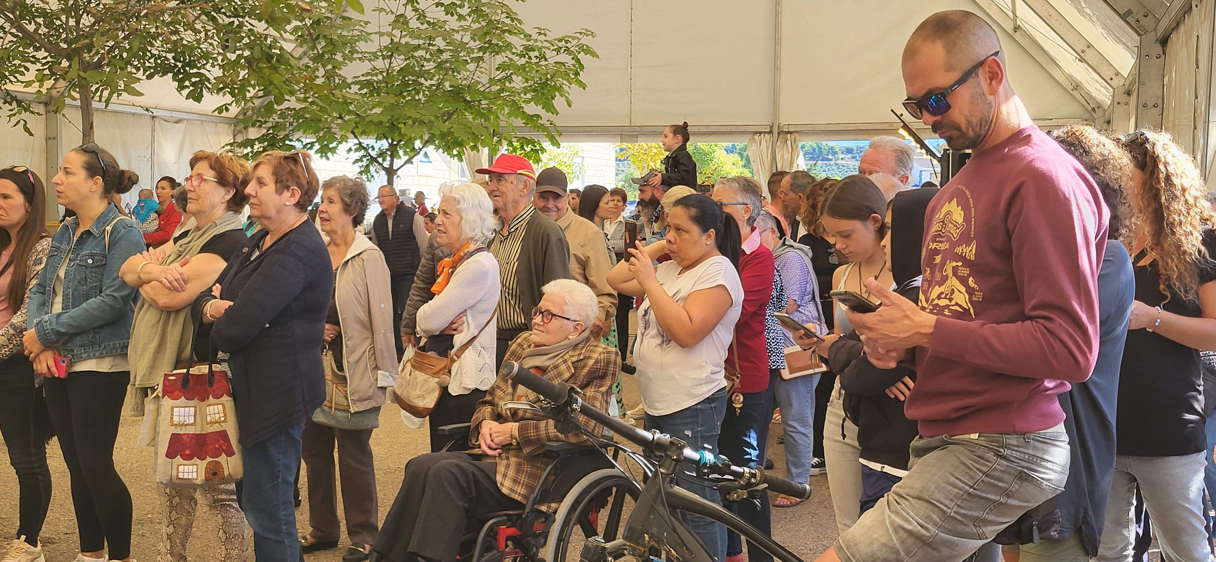 La hermana Josefina ha recogido la Dama de la Feria. Foto Myriam Martínez