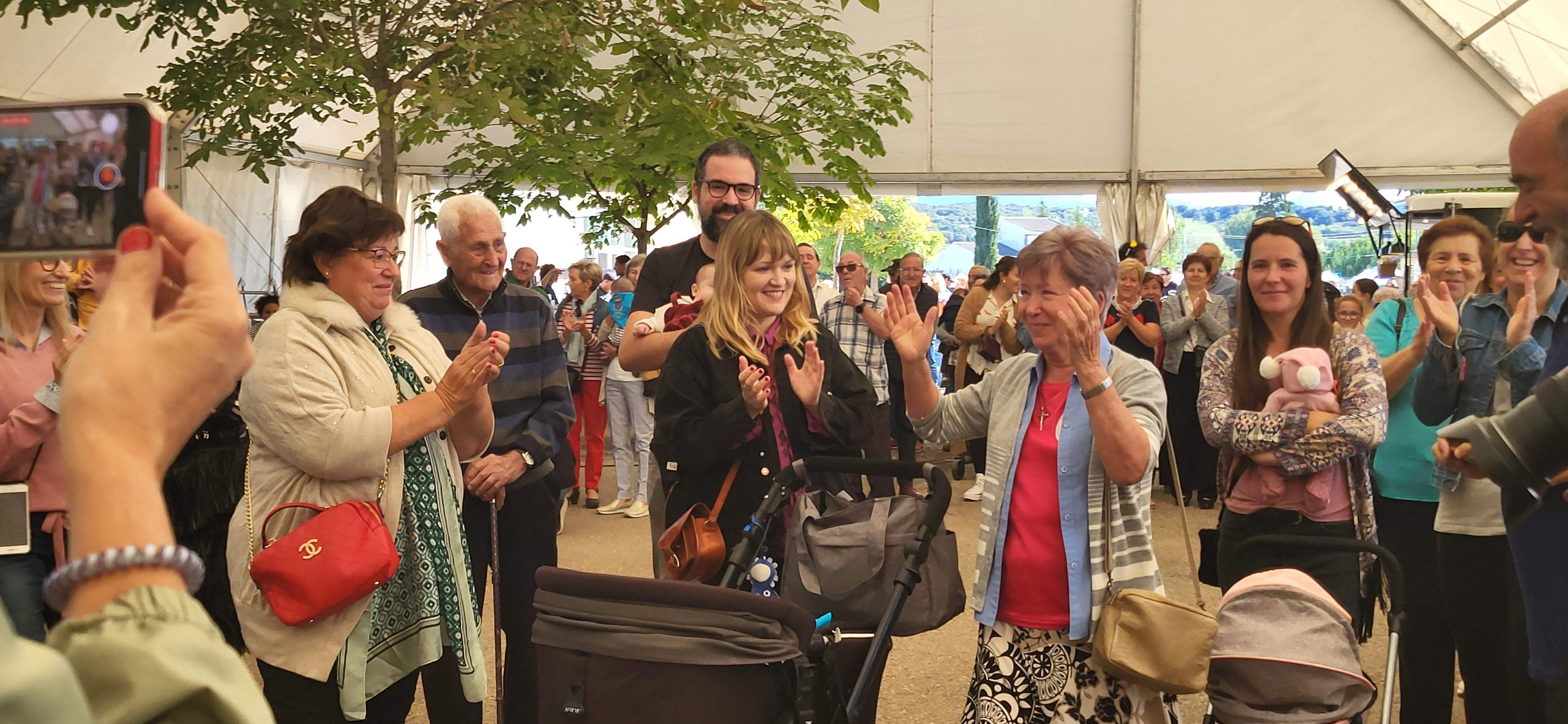La hermana Josefina ha recogido la Dama de la Feria. Foto Myriam Martínez
