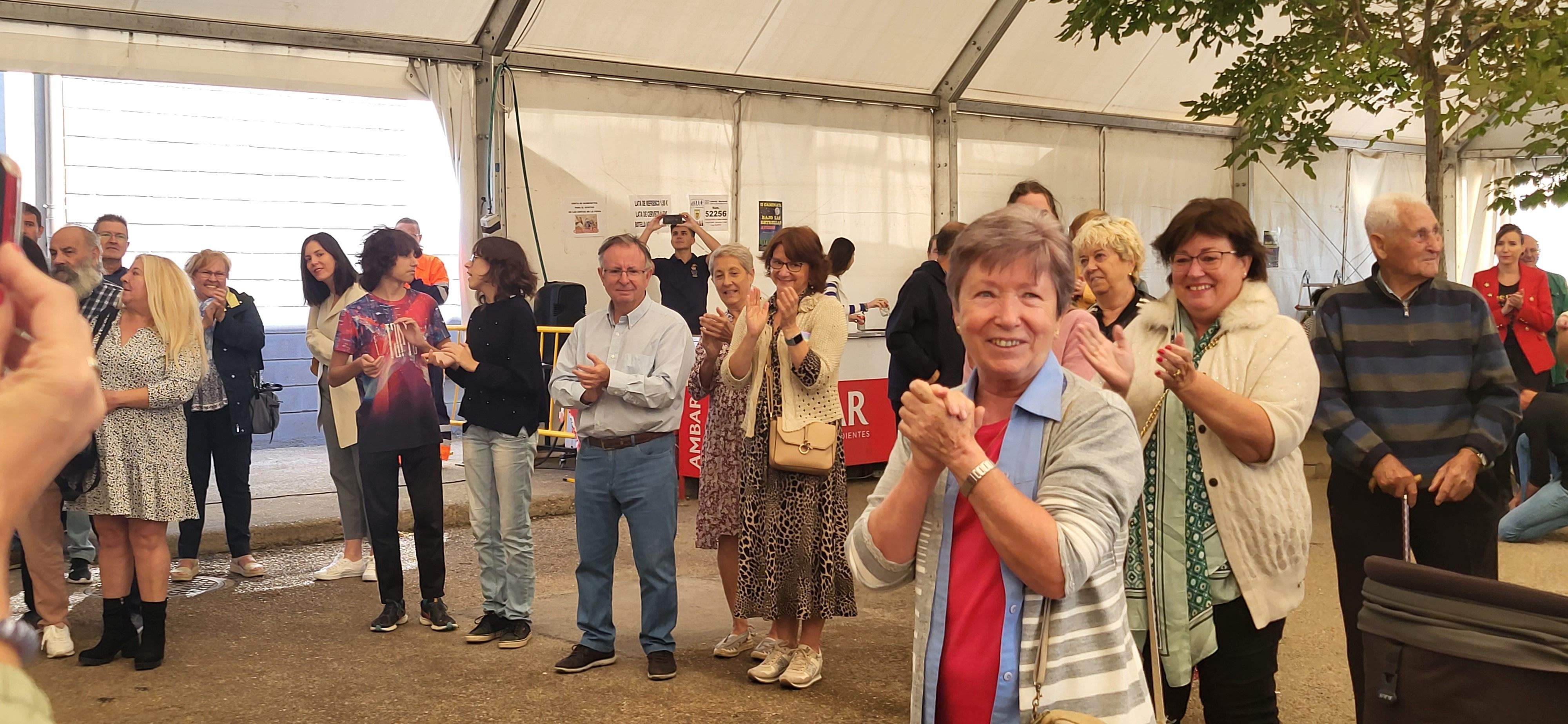 La hermana Josefina ha recogido la Dama de la Feria. Foto Myriam Martínez
