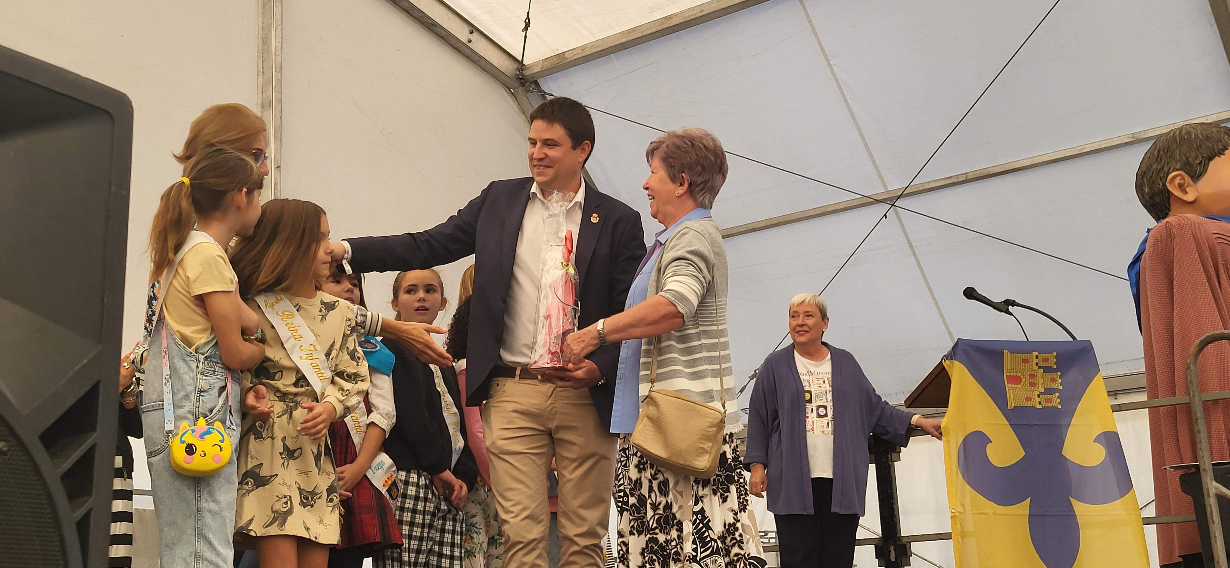 La hermana Josefina ha recogido la Dama de la Feria. Foto Myriam Martínez