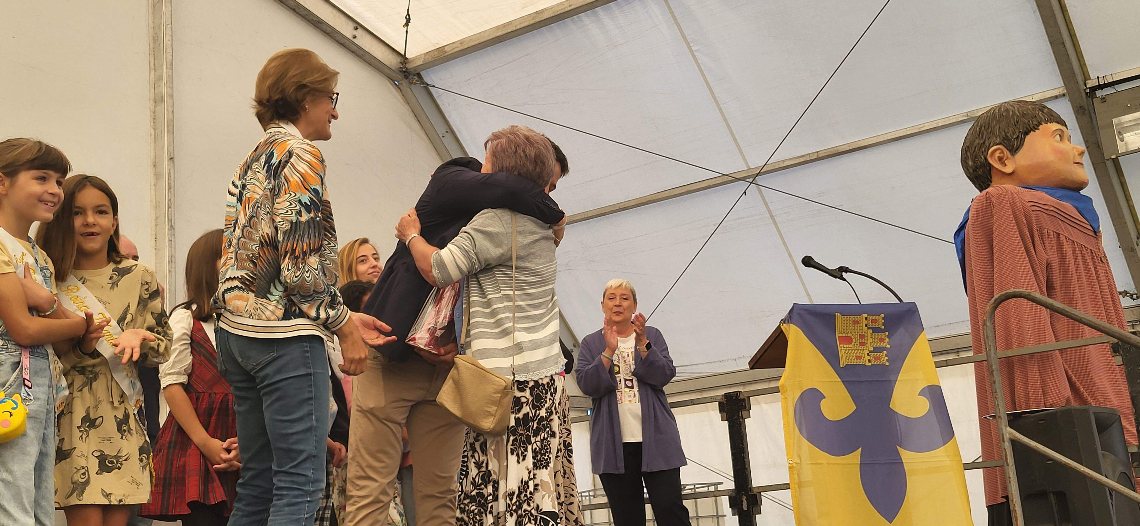 La hermana Josefina ha recogido la Dama de la Feria. Foto Myriam Martínez