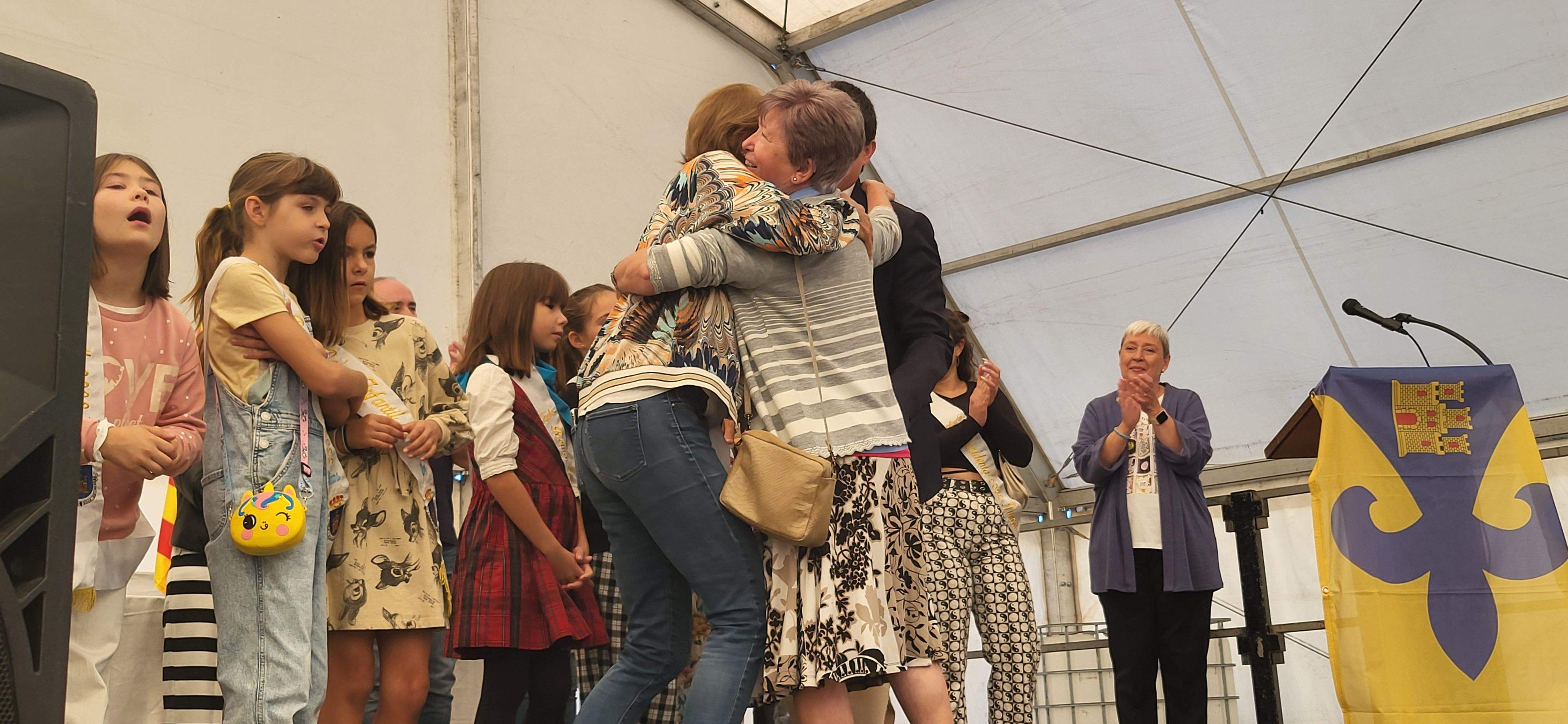 La hermana Josefina ha recogido la Dama de la Feria. Foto Myriam Martínez