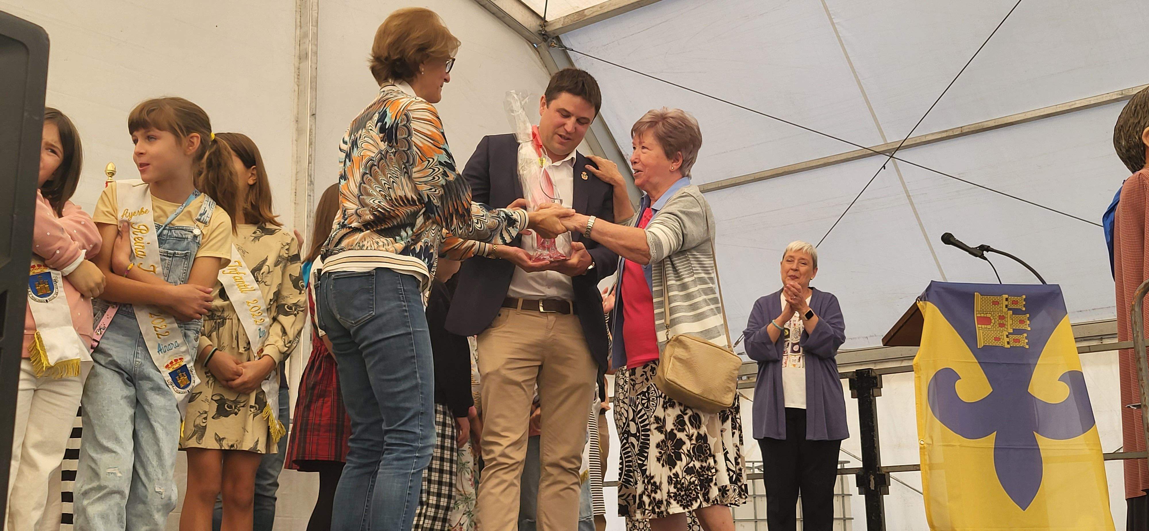 La hermana Josefina ha recogido la Dama de la Feria. Foto Myriam Martínez