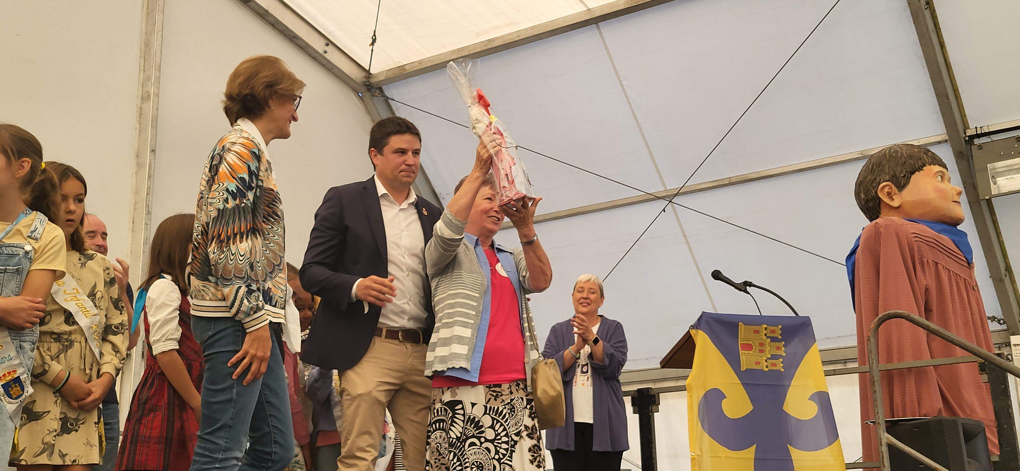 La hermana Josefina ha recogido la Dama de la Feria. Foto Myriam Martínez