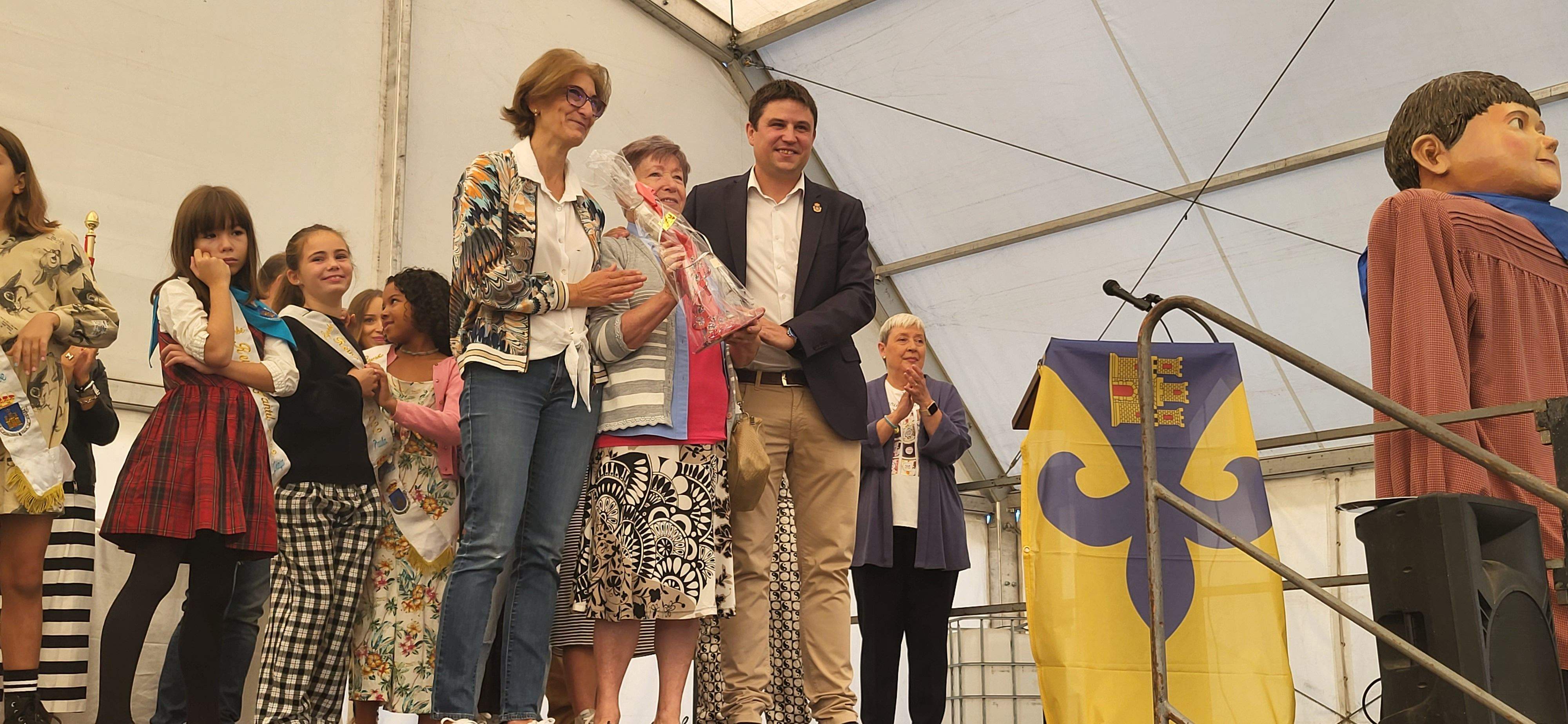 La hermana Josefina ha recogido la Dama de la Feria. Foto Myriam Martínez