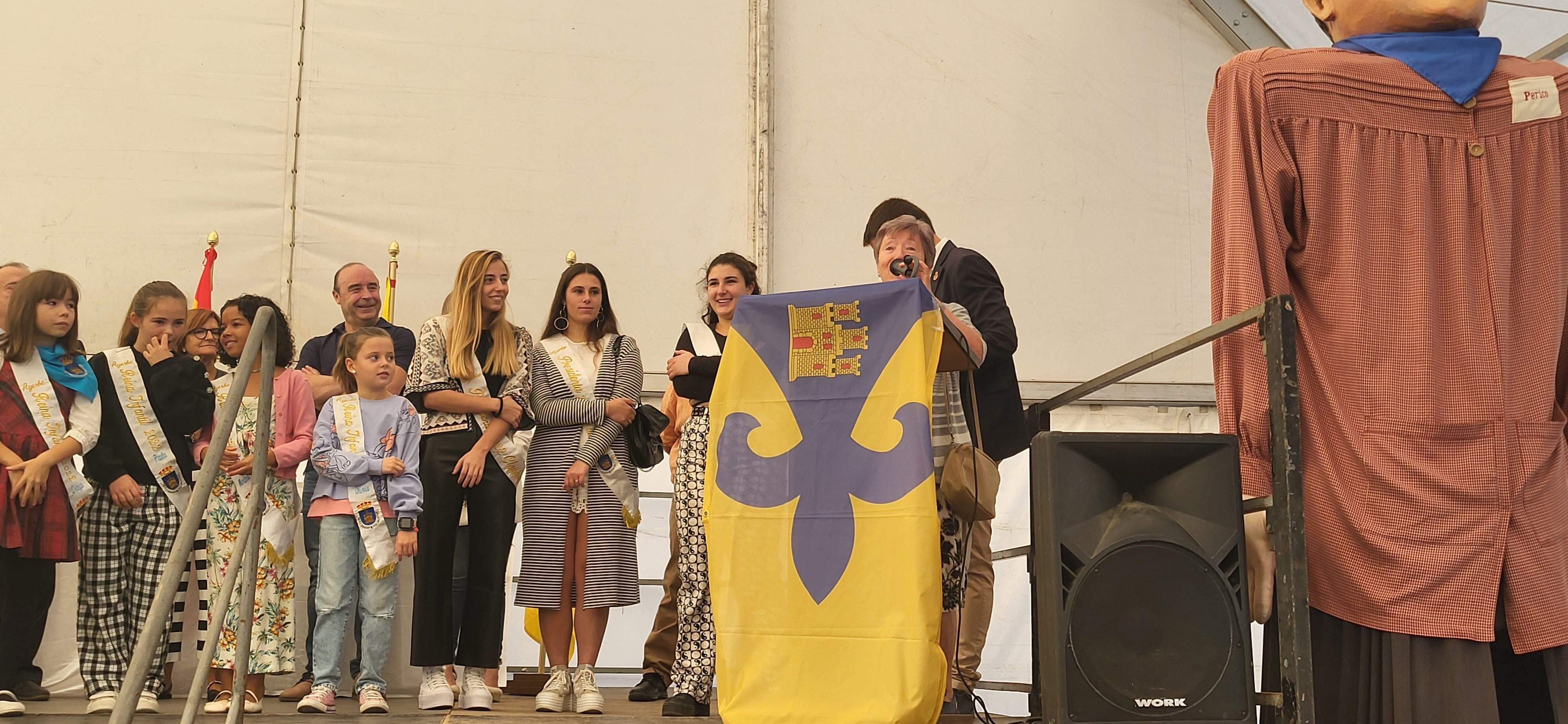 La hermana Josefina ha recogido la Dama de la Feria. Foto Myriam Martínez