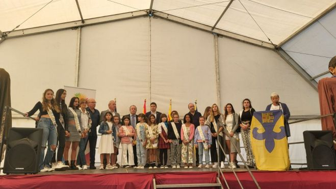 Participantes en el acto de apertura de la Feria de Ayerbe