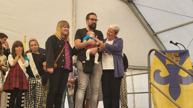 Uno de los niños y niñas que han recibido el pañuelo de la ciudad Uno de los niños y niñas que han recibido el pañuelo de la ciudad
