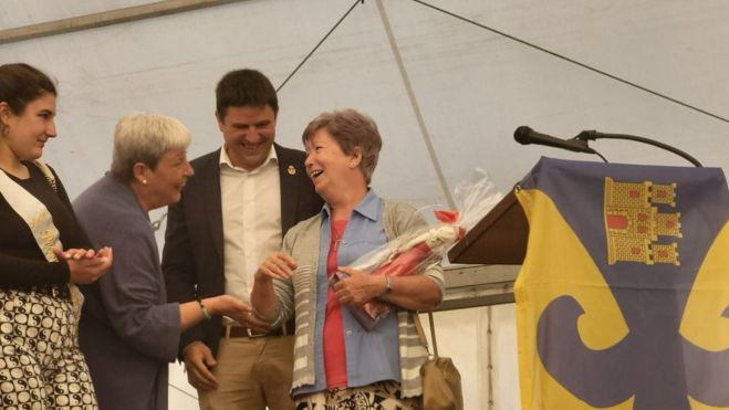 La hermana Josefina ha recibido por sorpresa el nombramiento de Dama de la Feria de Ayerbe La hermana Josefina ha recibido por sorpresa el nombramiento de Dama de la Feria de Ayerbe
