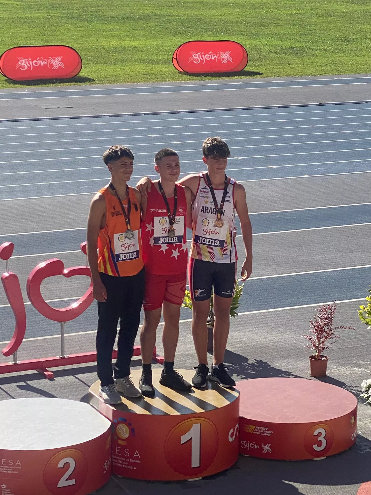 Marcos Ruiz, primero a la derecha, en el podio de jabalina.