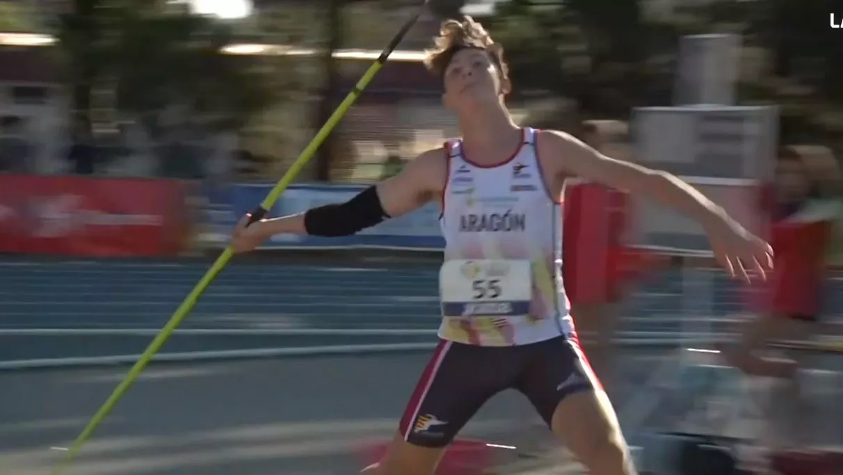 Marcos Ruiz en el lanzamiento de jabalina.