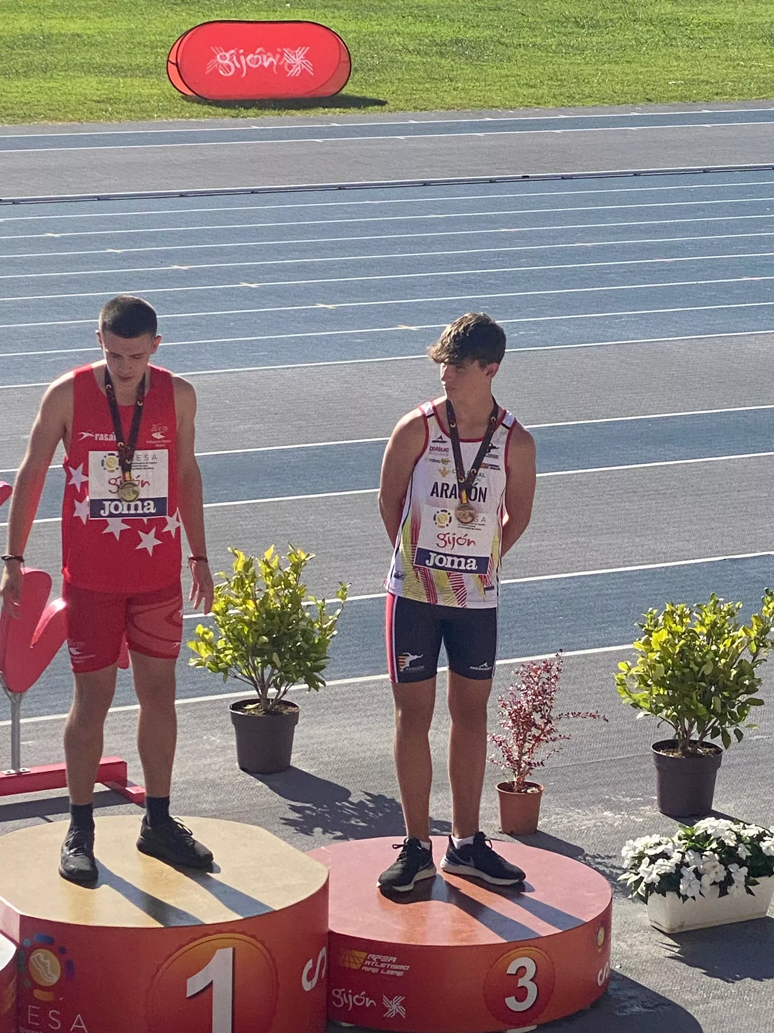 Podio de Marcos Ruiz, a la derecha.