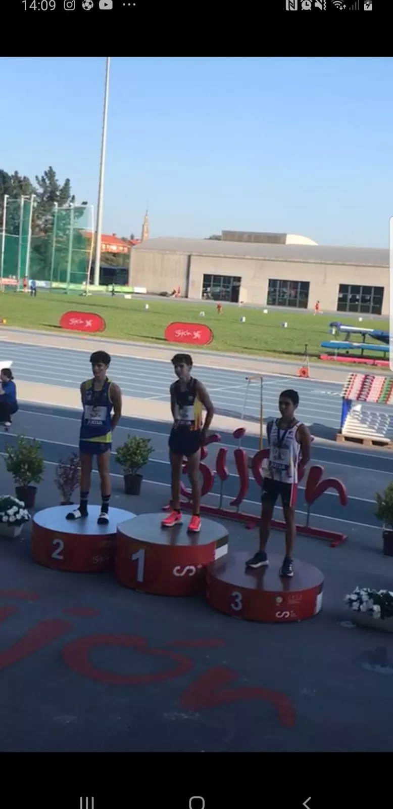 Rodrigo Manrique, a la derecha, en el podio de 1.500 obstáculos