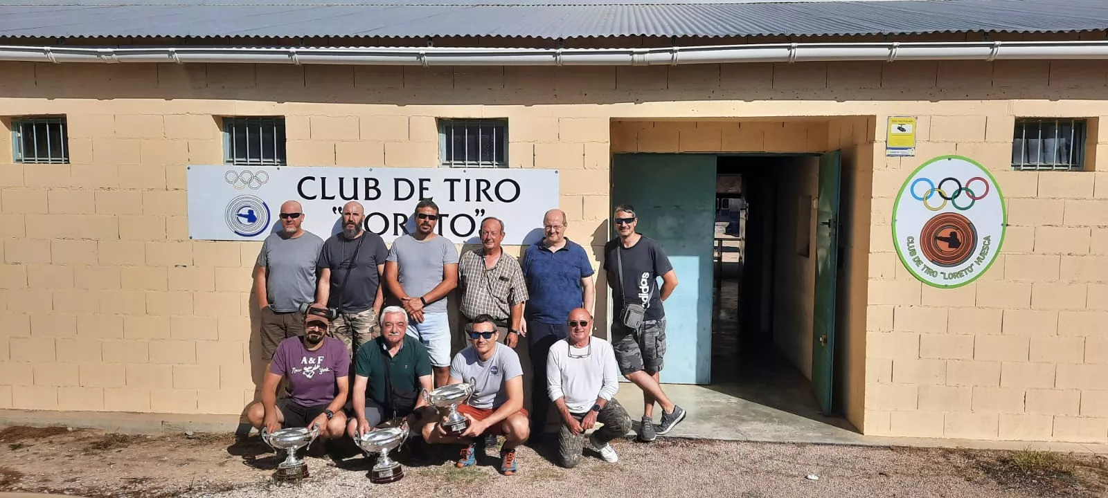 Los diez primeros clasificados con sus trofeos.