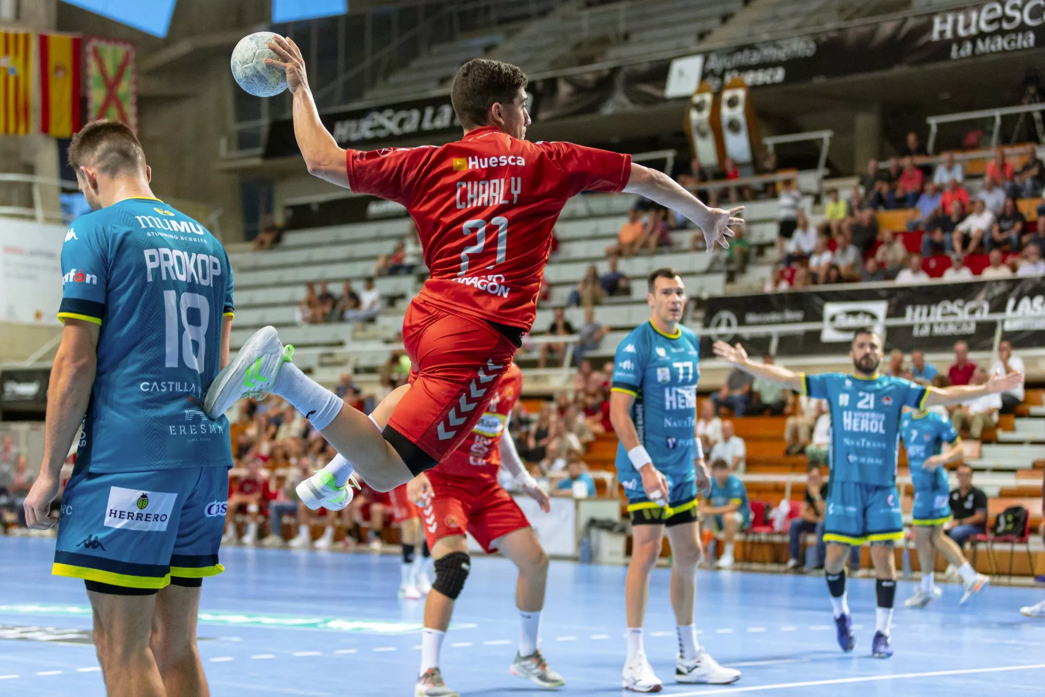 Charly Pérez se eleva para lanzar en el Bada Huesca-Nava. Foto: Andrey Sapizhak.