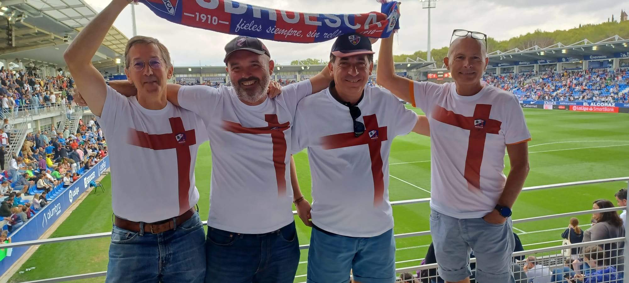 Carlos, Amadeo, Angelo y Enrique, de la Peña de la SD Huesca en Barcelona