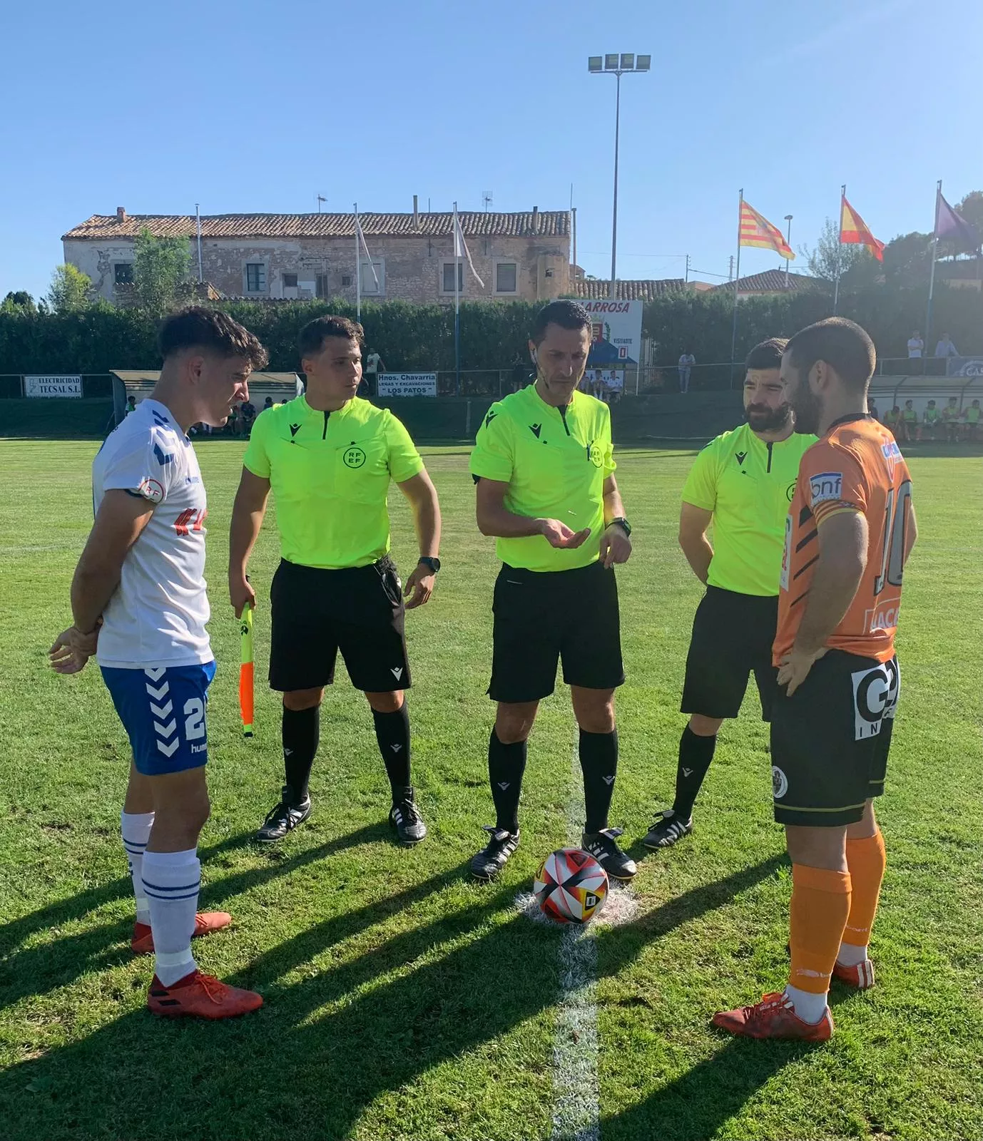 Sorteo entre capitanes antes de comenzar el encuentro en el Tejar entre el Belchite y el Binéfar. Sorteo entre capitanes antes de comenzar el encuentro en el Tejar entre el Belchite y el Binéfar.