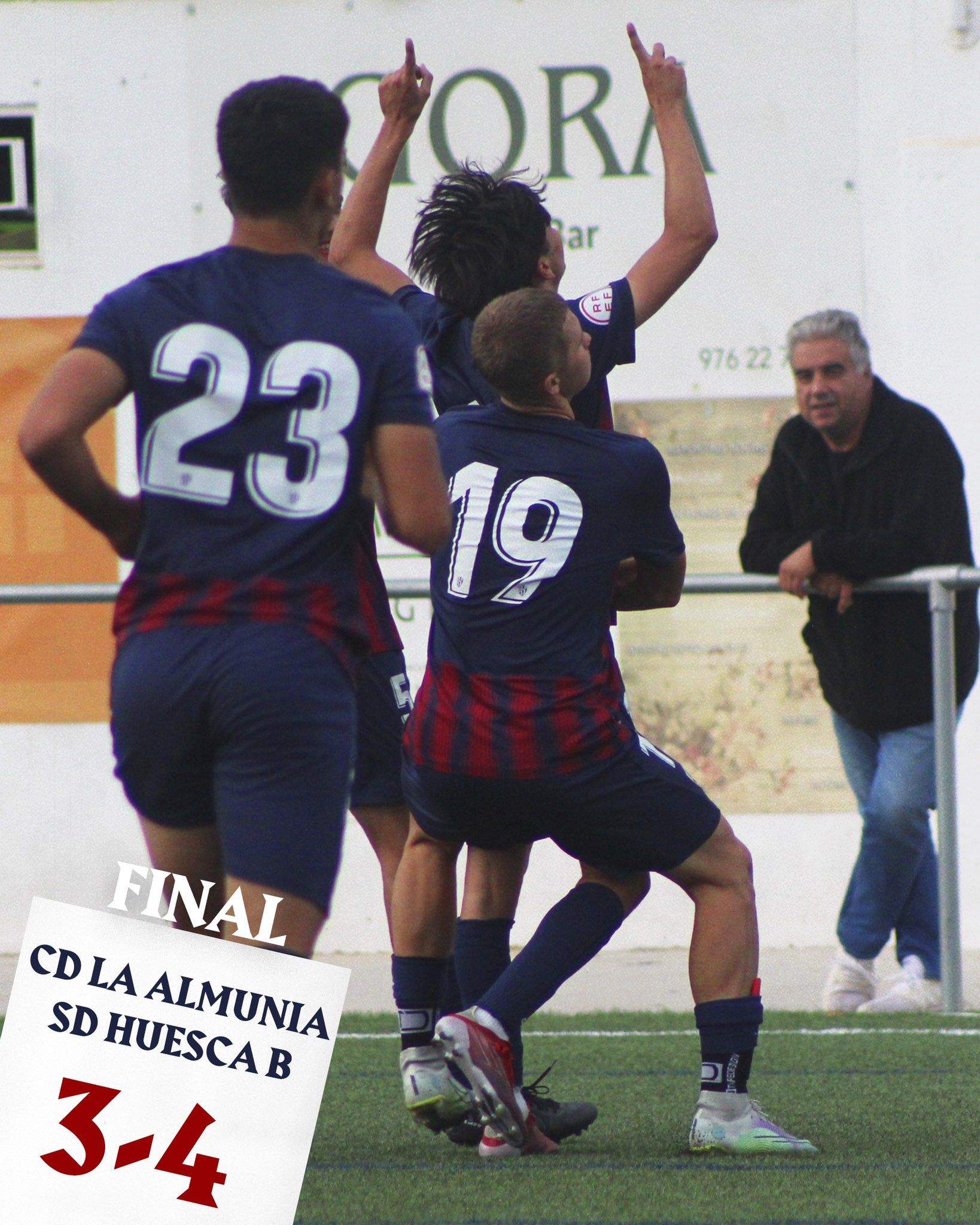 El Huesca B celebra el gol de la victoria.