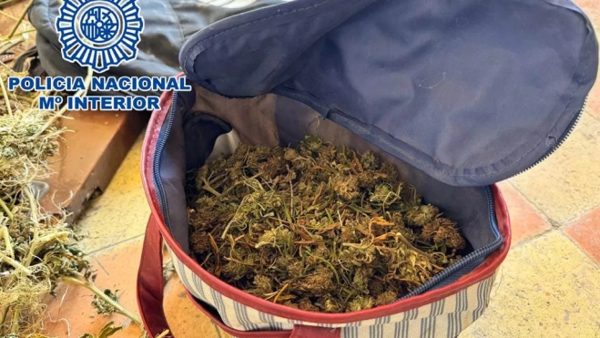 Neceser en el guardaba más de 1200 gramos de cogollos de marihuana.