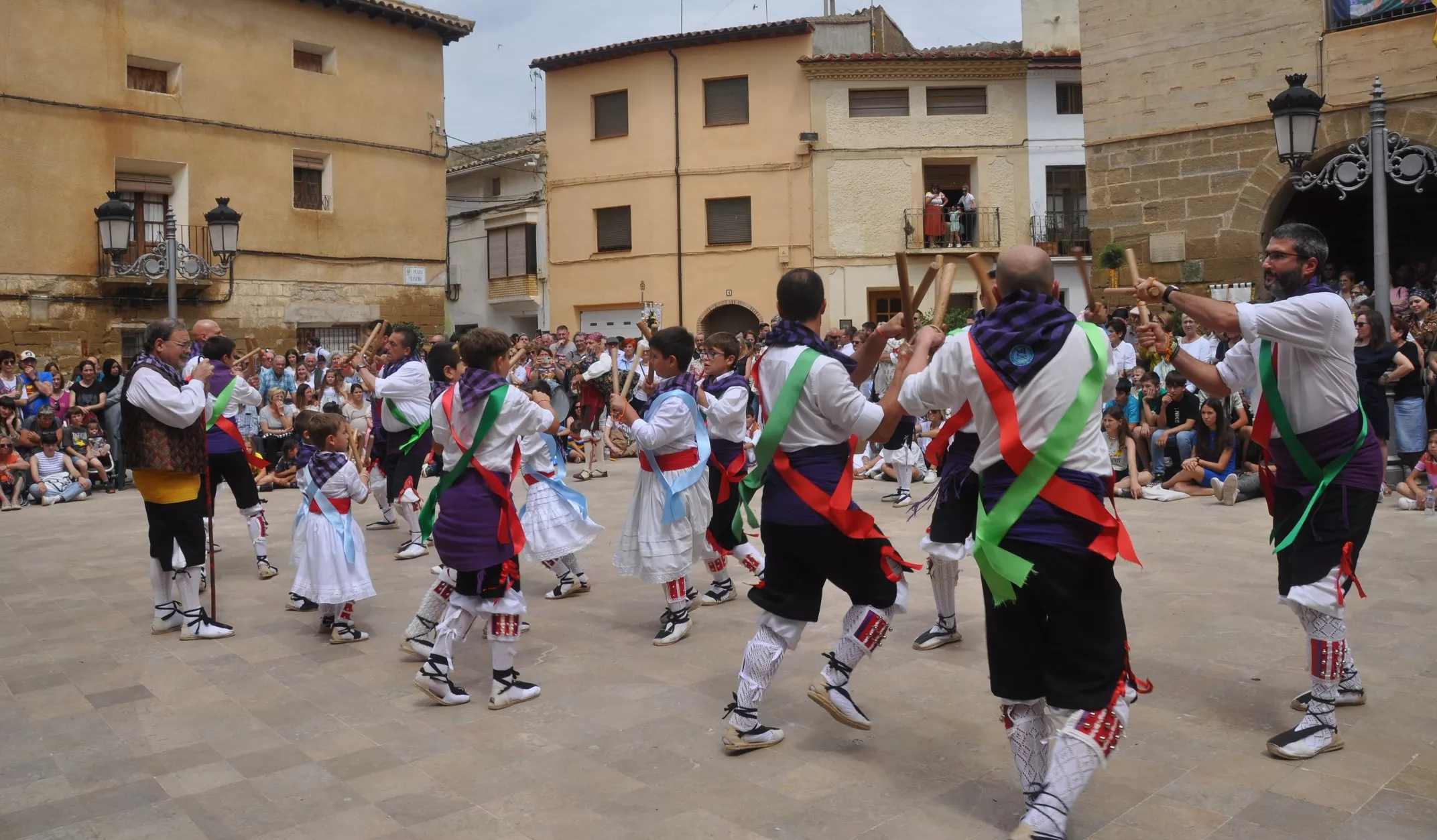 Dance de Sariñena en encuentro celebrado en Sena, que reunió a once de los bailes de Monegros.