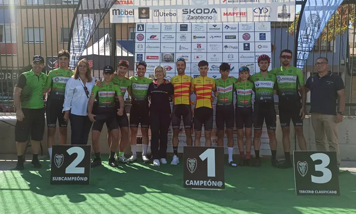 Sancho y Santa-Bárbara, vencedores de la Copa, posan junto a sus compañeros en Utebo.