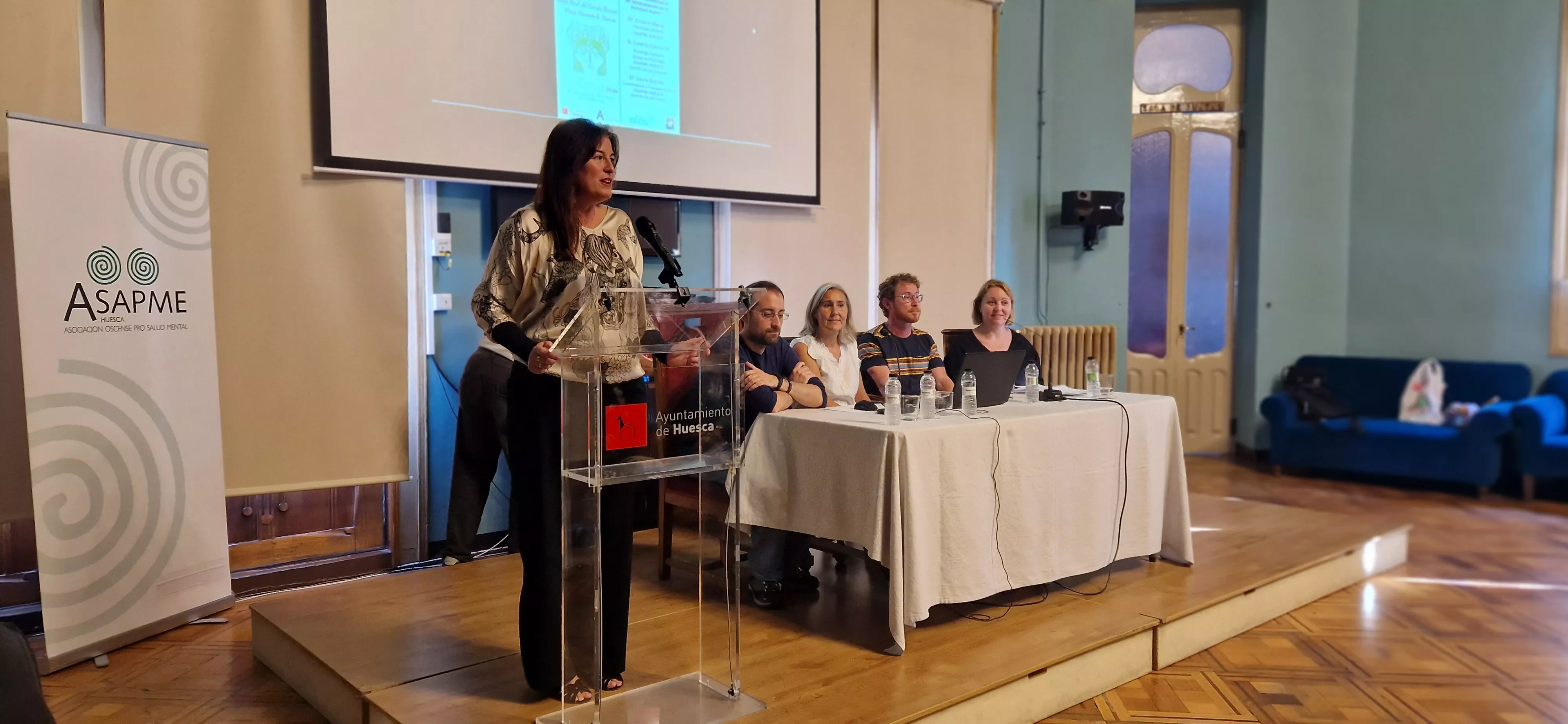 Nuria del Río se dirige al público. Foto Myriam Martínez