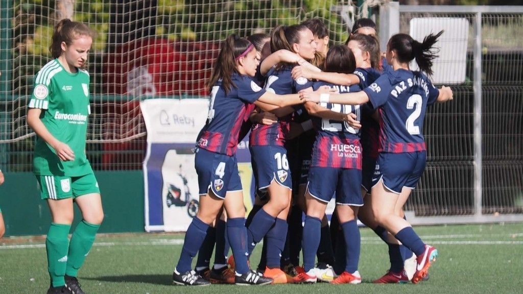Esta escena del Huesca Femenino se ha repetido seis veces en el campo del Stadium Casablanca.
