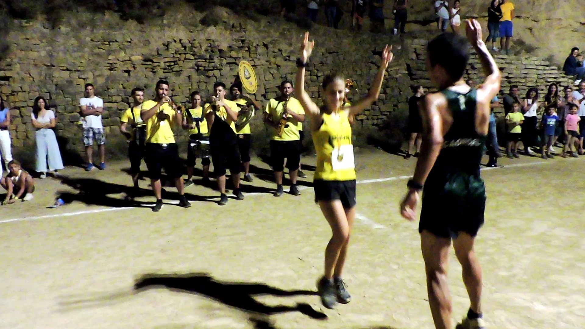 Isabel Linares y Alberto Puyuelo bailan la Jota de los pollos