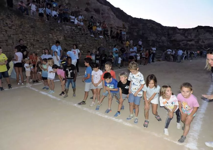 Carrera de niños y niñas de 6 y 7 años