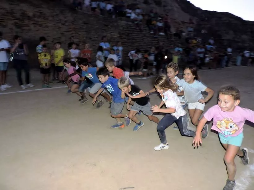 Salida de niños y niñas de 6 y 7 años