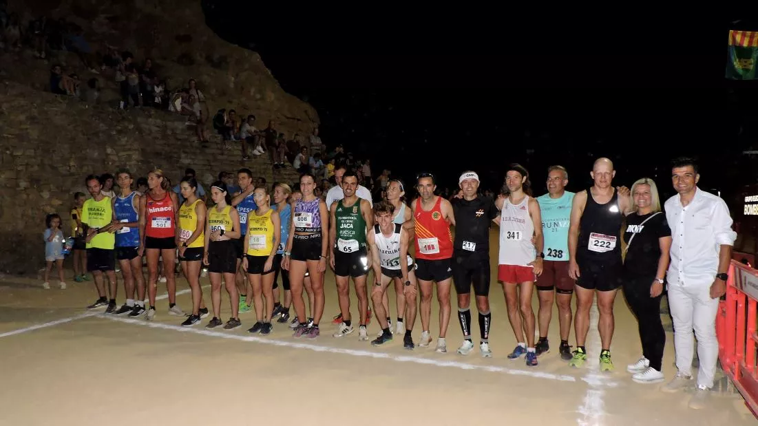 Participantes de la carrera absoluta con la alcaldesa Begoña Nasarre y el concejal de deportes, Mario Mirón