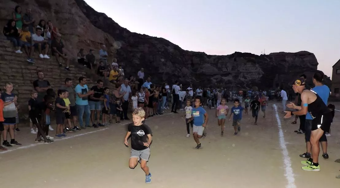 Carrera de niños y niñas de 6 y 7 años