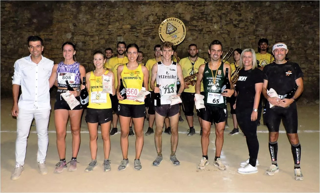 Primeros clasificados con el concejal de Deportes, Mario Mirón, y la alcaldesa Begoña nasarre