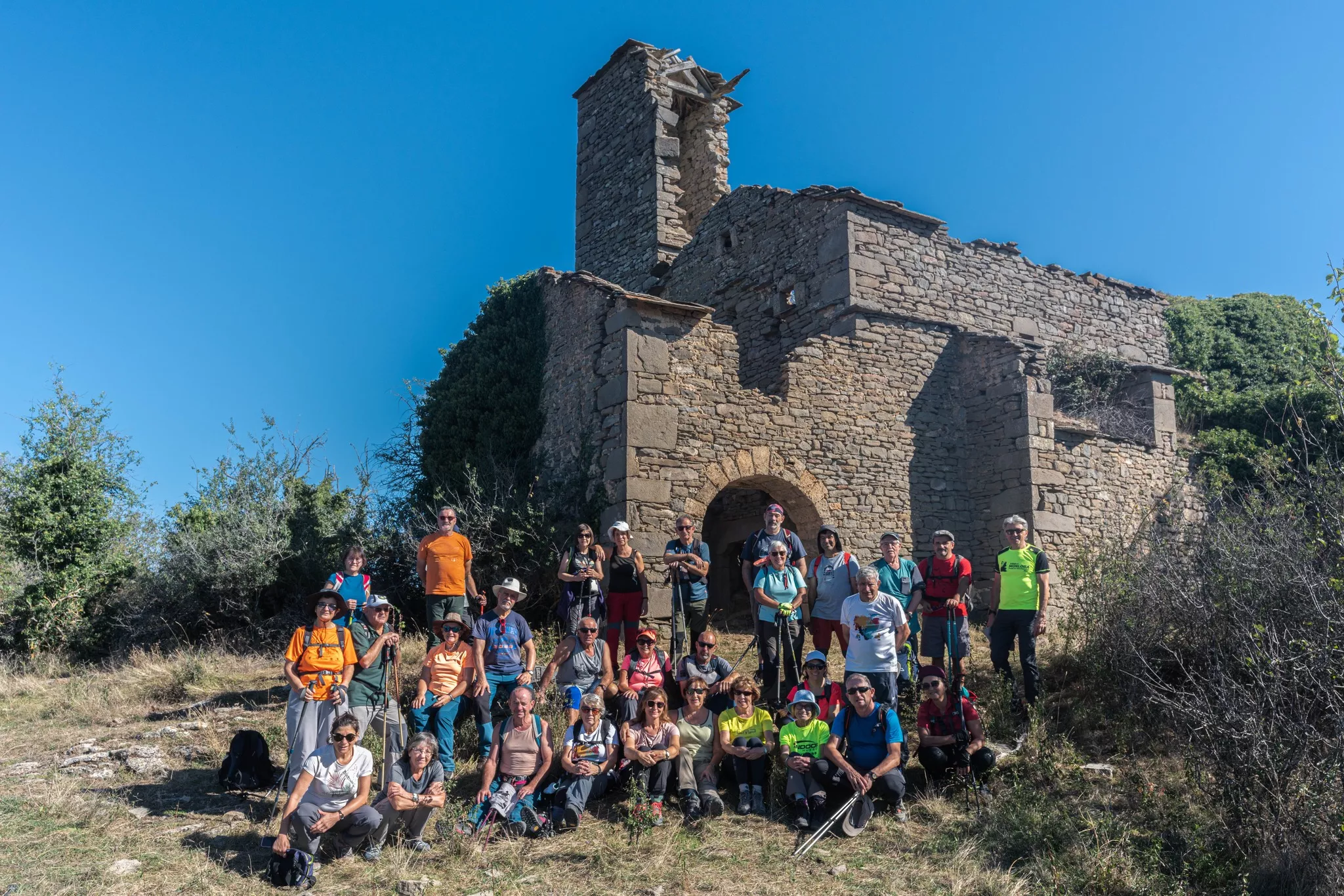 El grupo delante de la iglesia de San Martín de Tours en Ibirque. Foto José Antonio Terrón 