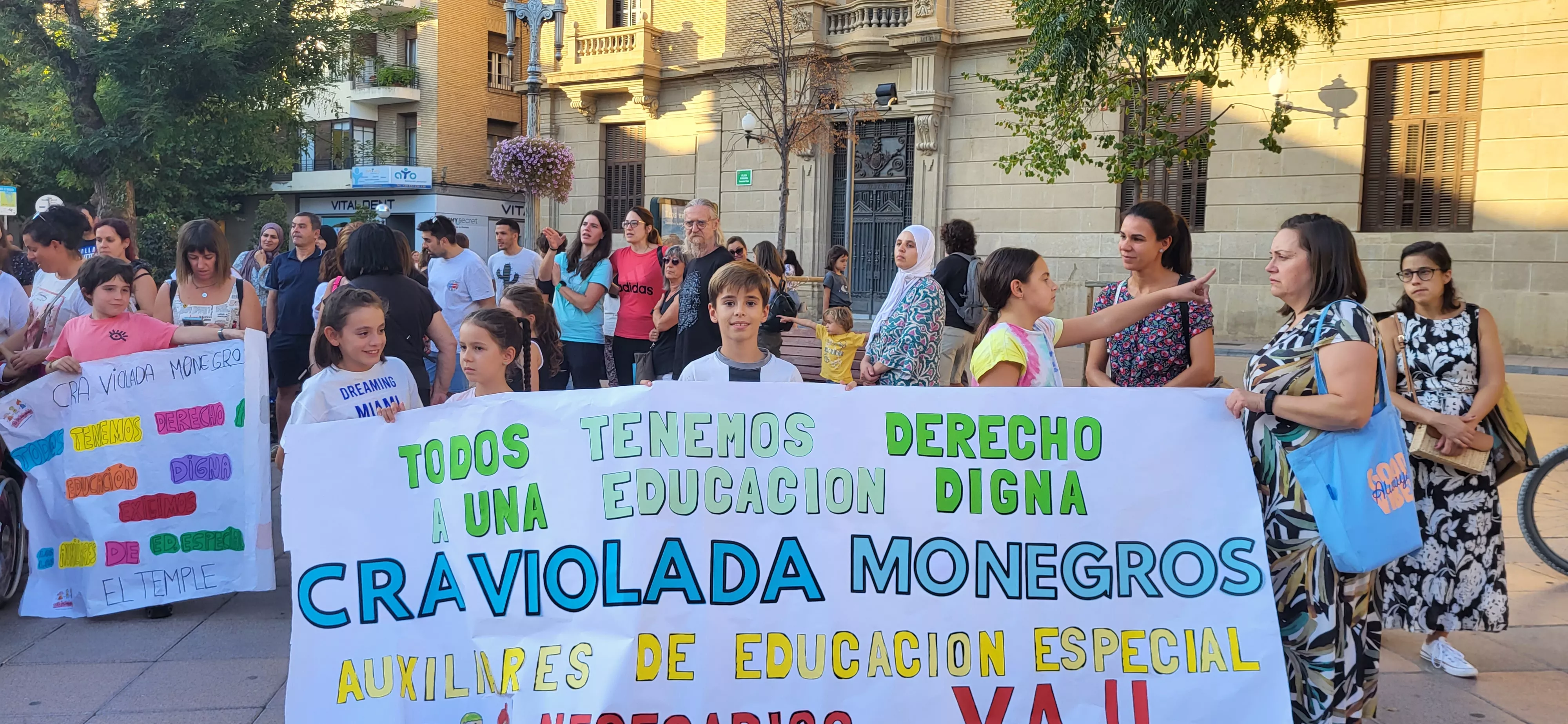 Concentración en Huesca para reclamar auxiliares de educación especial. Foto: Mercedes Manterola