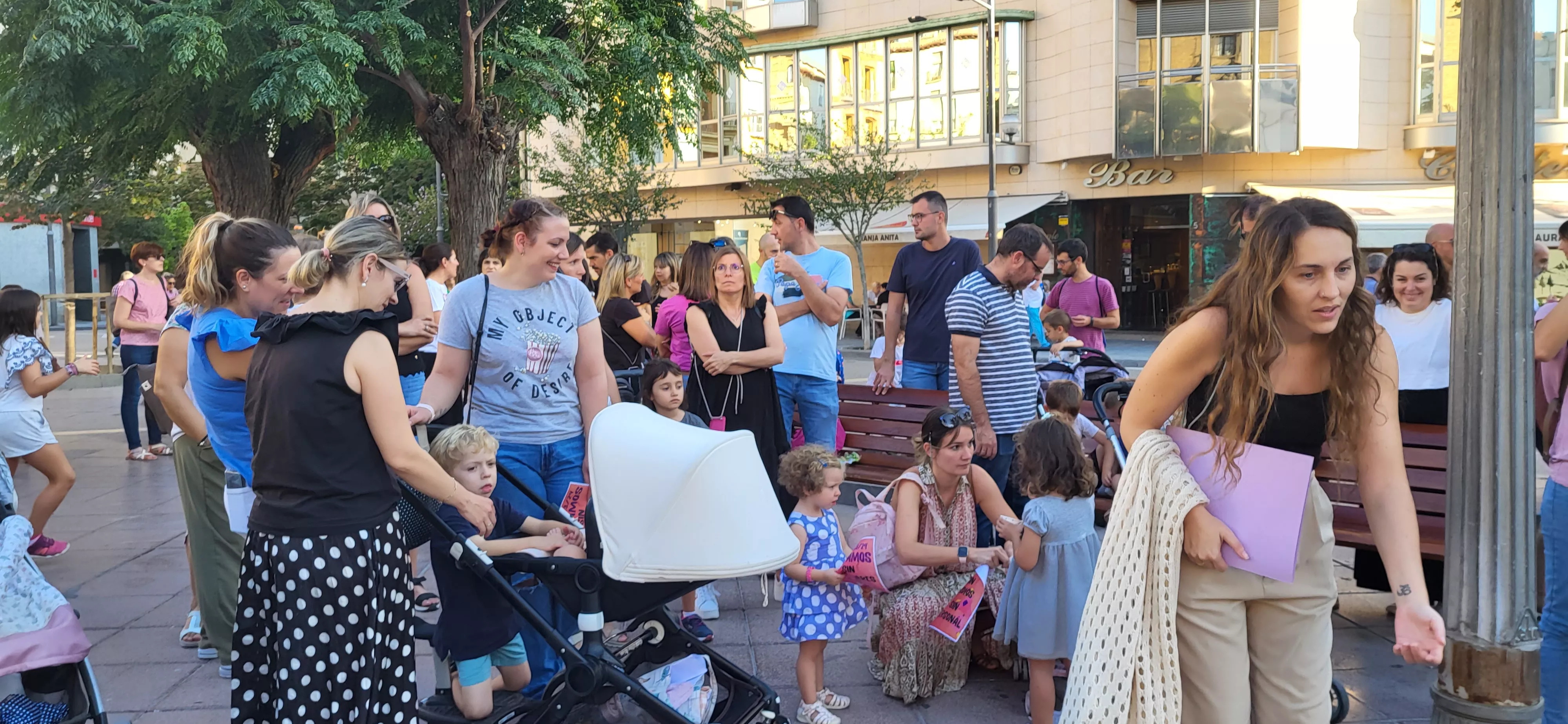 Concentración en Huesca para reclamar auxiliares de educación especial. Foto: Mercedes Manterola