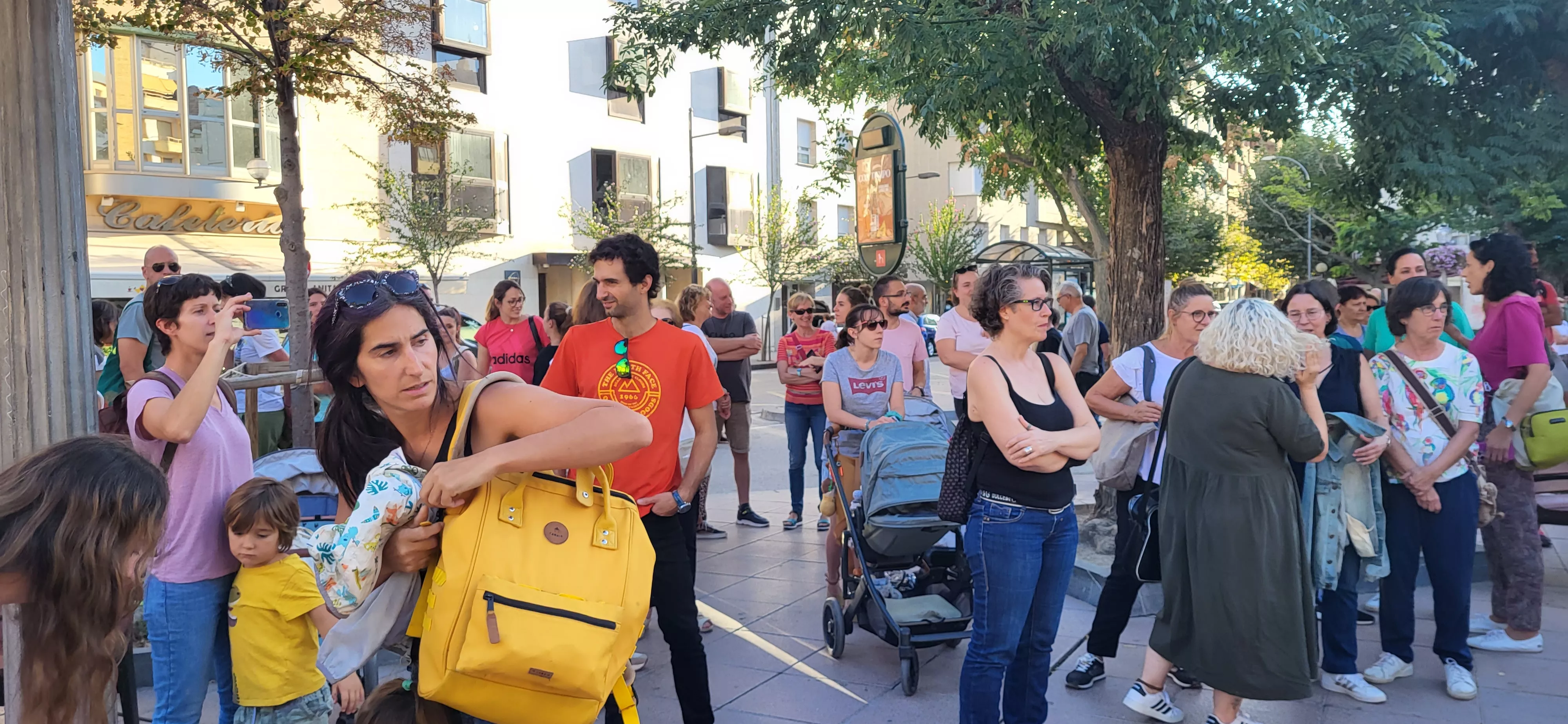 Concentración en Huesca para reclamar auxiliares de educación especial. Foto: Mercedes Manterola
