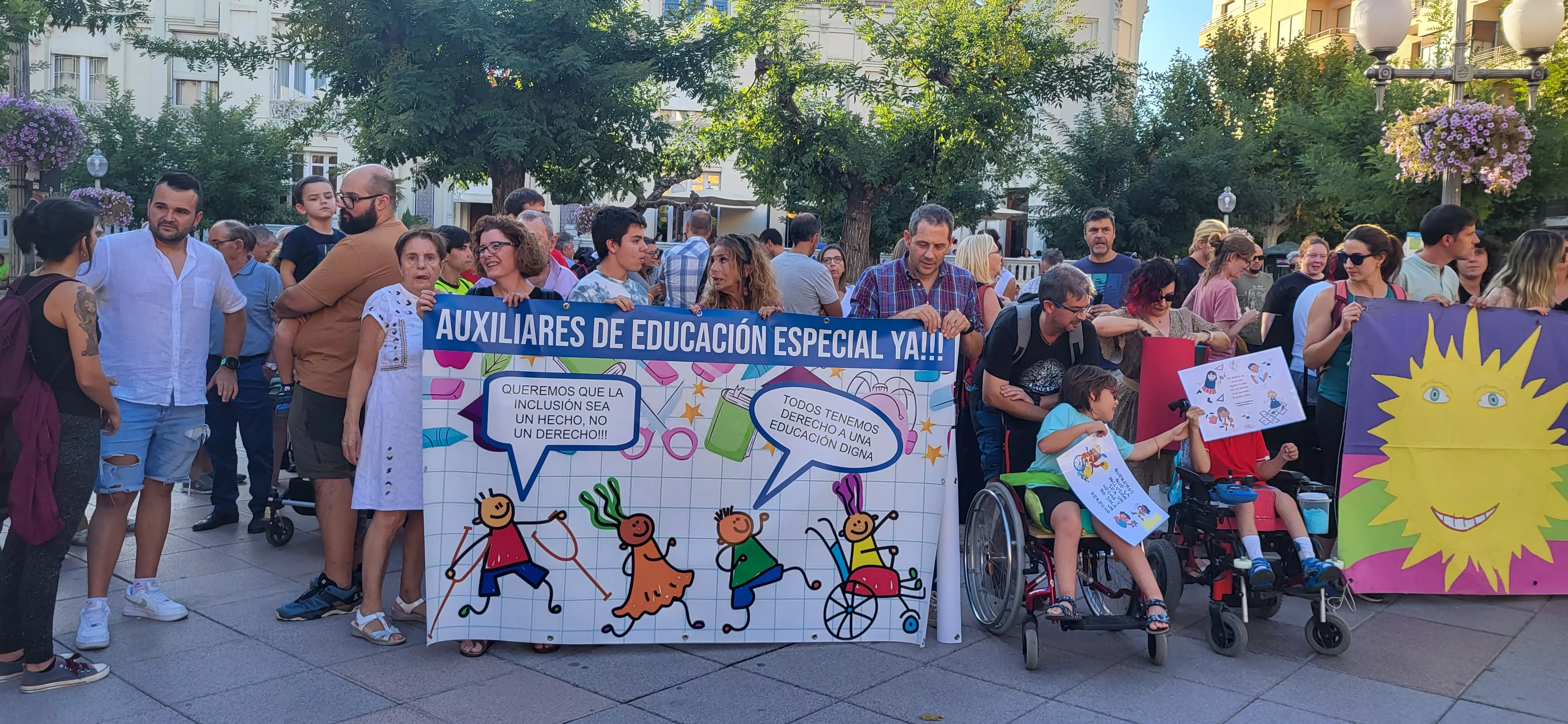 Concentración en Huesca para reclamar auxiliares de educación especial. Foto: Mercedes Manterola