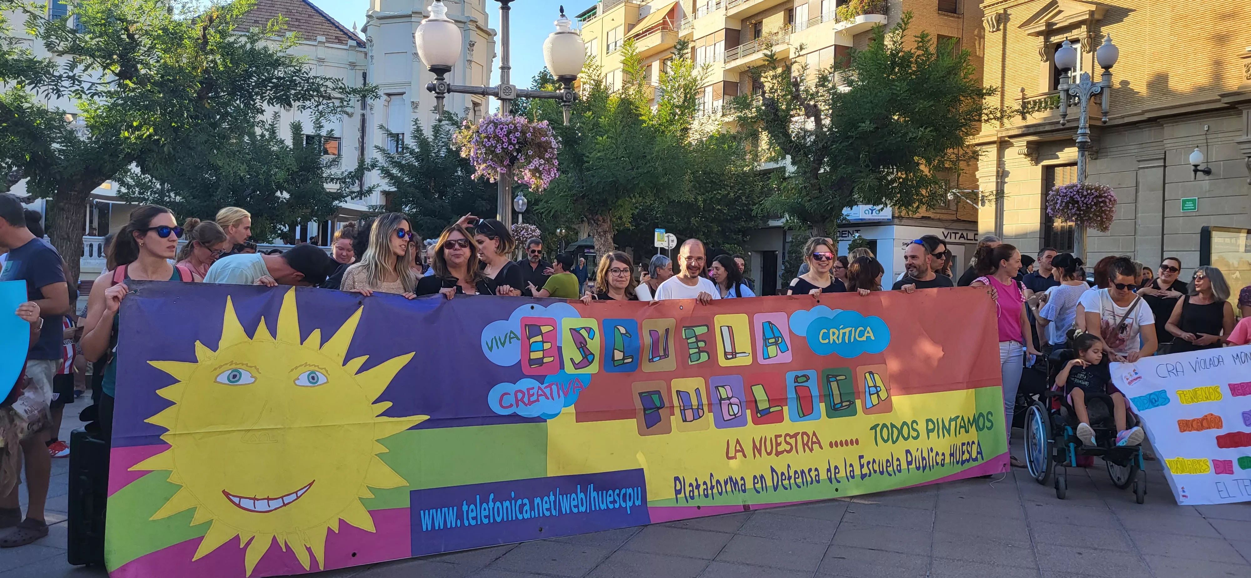 Concentración en Huesca para reclamar auxiliares de educación especial. Foto: Mercedes Manterola