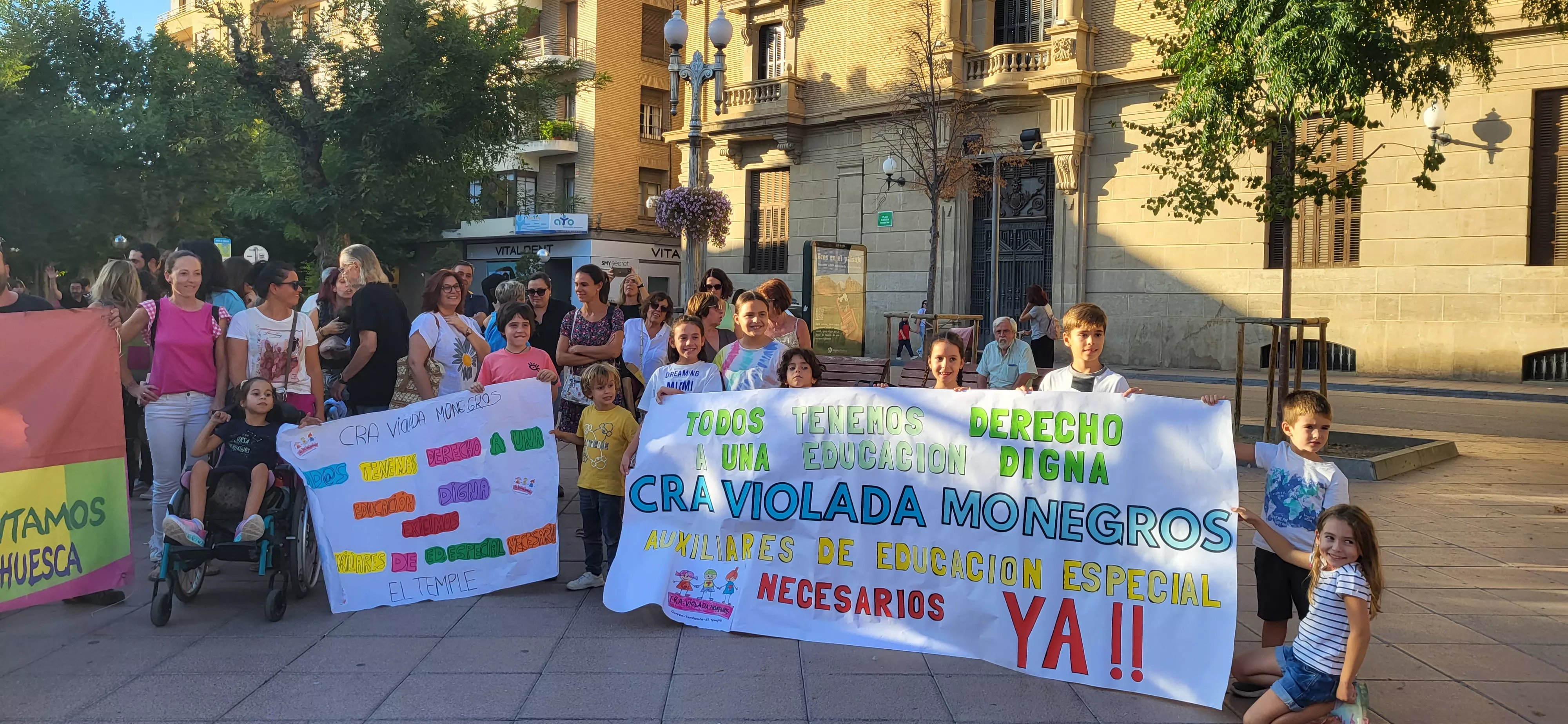 Concentración en Huesca para reclamar auxiliares de educación especial. Foto: Mercedes Manterola