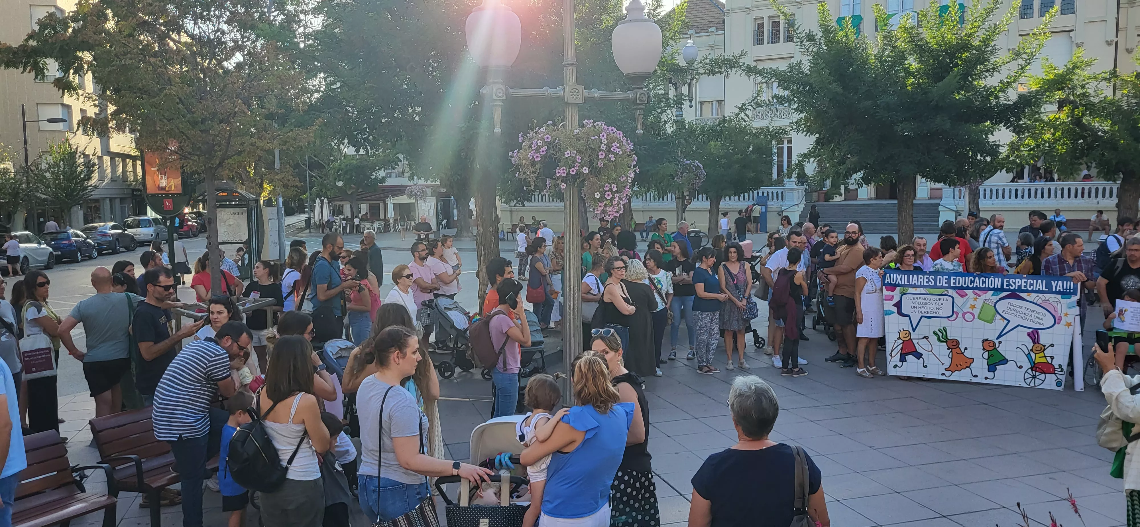Concentración en Huesca para reclamar auxiliares de educación especial. Foto: Mercedes Manterola