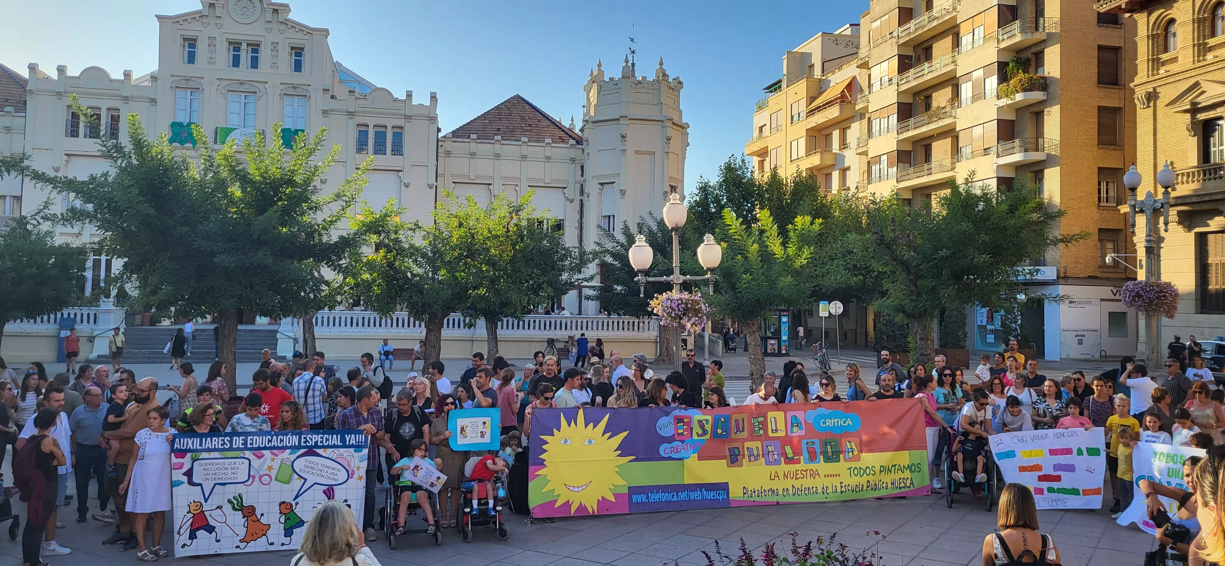 Concentración en Huesca para reclamar auxiliares de educación especial. Foto: Mercedes Manterola