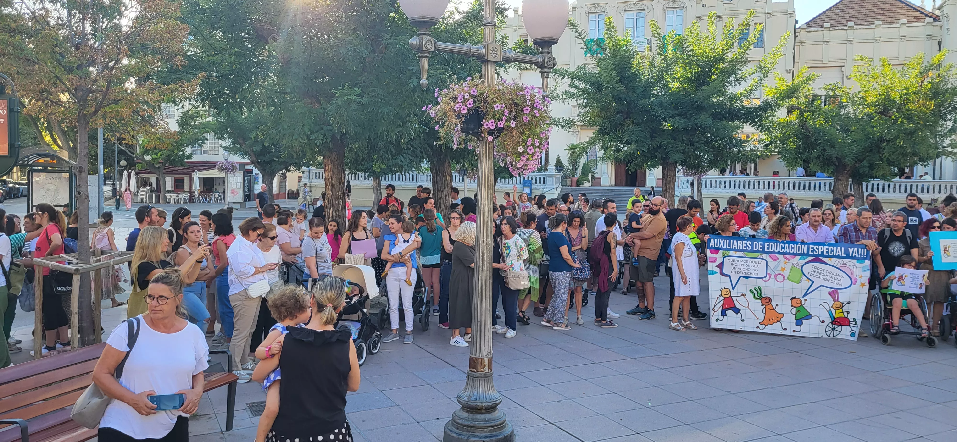 Concentración en Huesca para reclamar auxiliares de educación especial. Foto: Mercedes Manterola