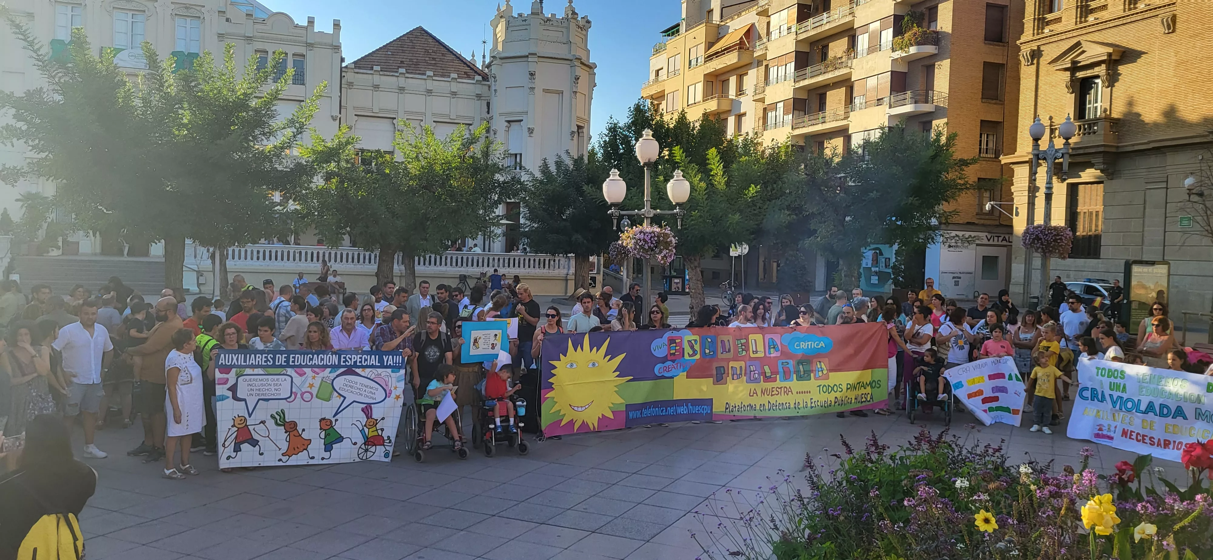 Concentración en Huesca para reclamar auxiliares de educación especial. Foto: Mercedes Manterola